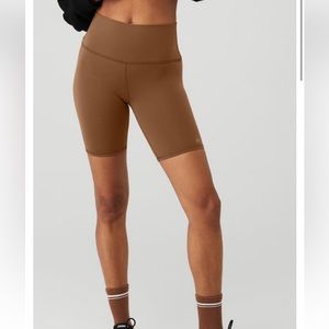 ALO Yoga 7" High-Waist Biker Short in Cinnamon Brown